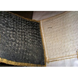 鈉基膨潤土防水毯專賣店，買專業(yè)的膨潤土防水毯，就來華龍化纖